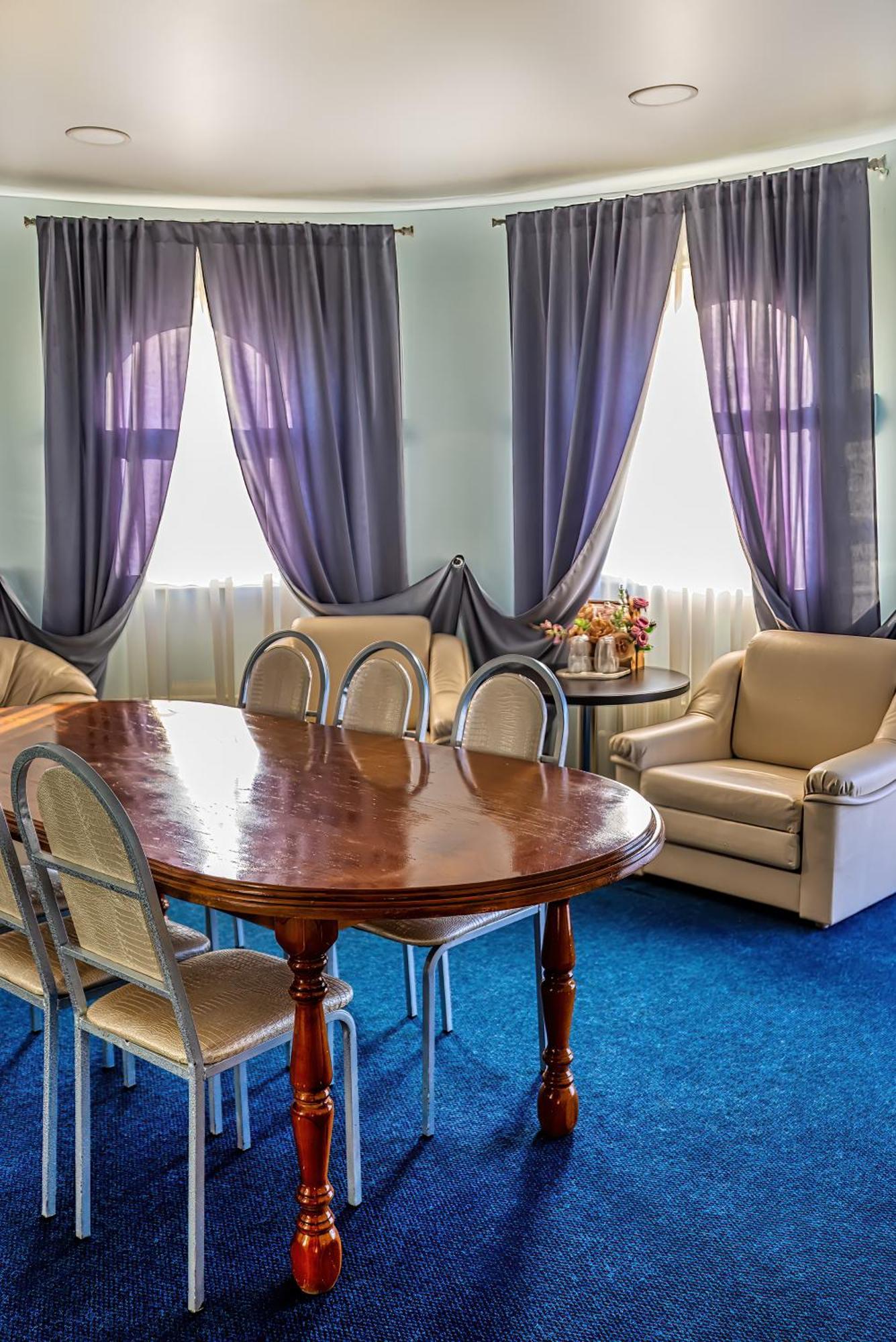 Готель Sv Hotel, Restaurant & Airport Parking 4*