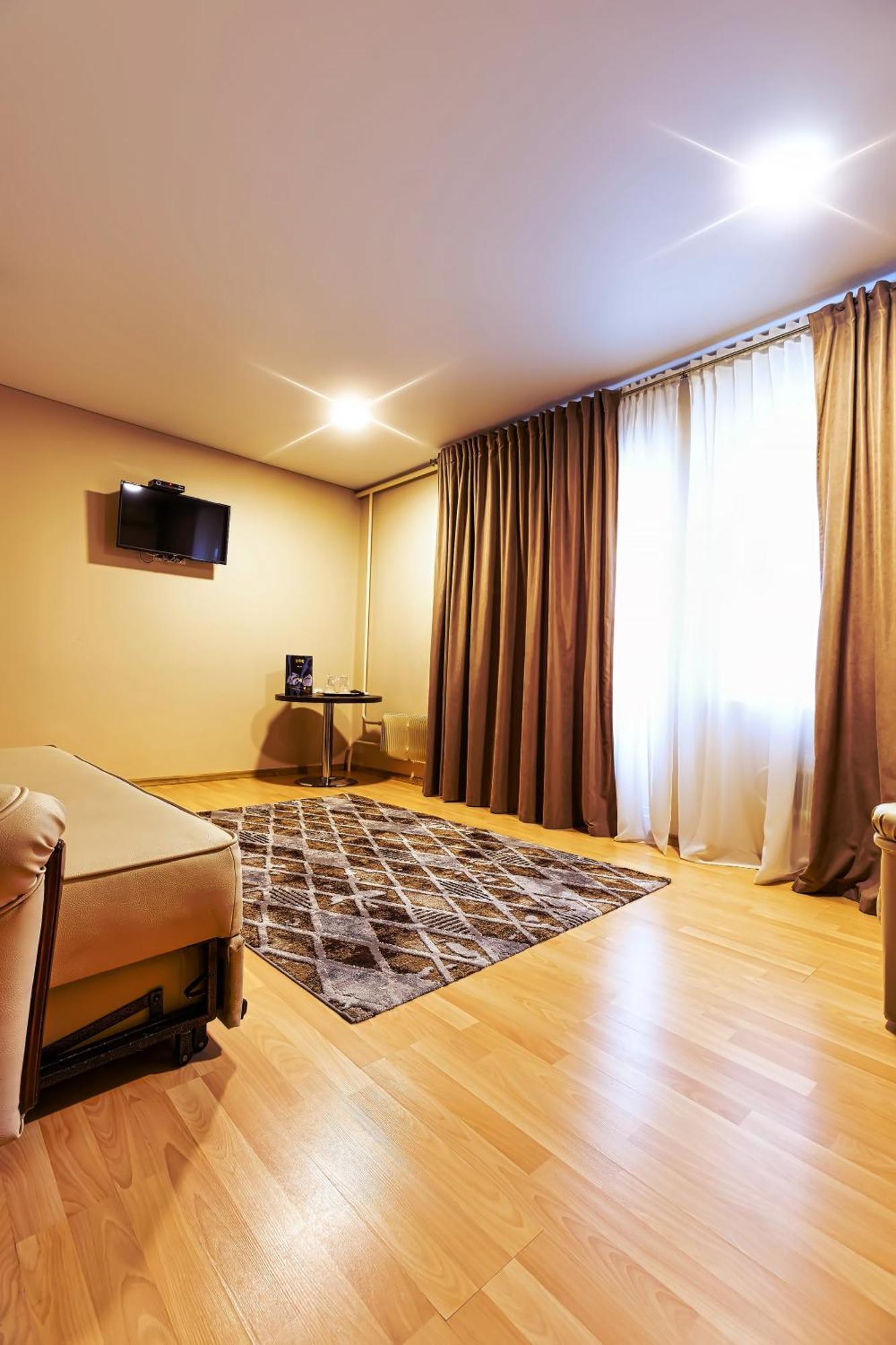 Sv Hotel, Restaurant & Airport Parking 4*
