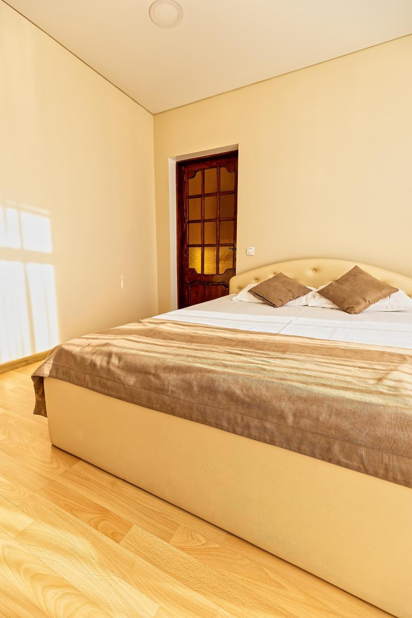 Sv Hotel, Restaurant & Airport Parking Готель Todiresti (Anenii Noi)