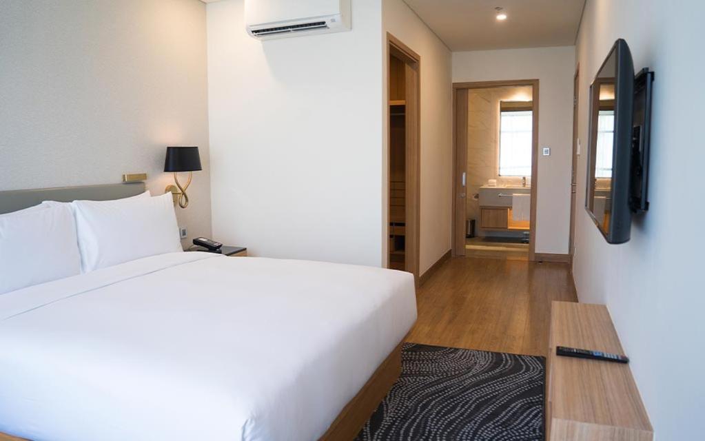 Sv Hotel, Restaurant & Airport Parking Готель